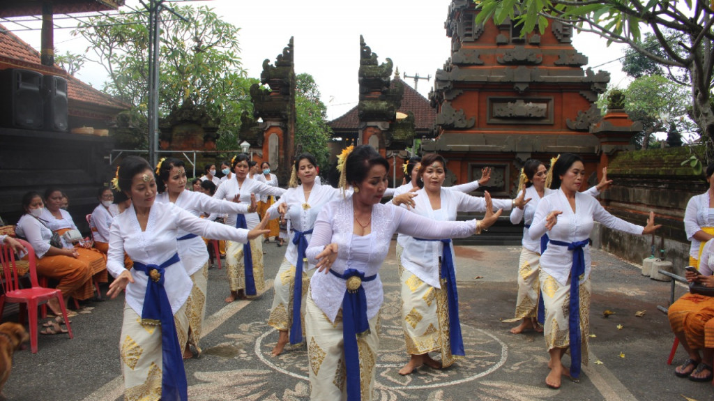 Penampilan Tari Rejang Sri Sedana oleh Krama Istri Desa Adat Dalung